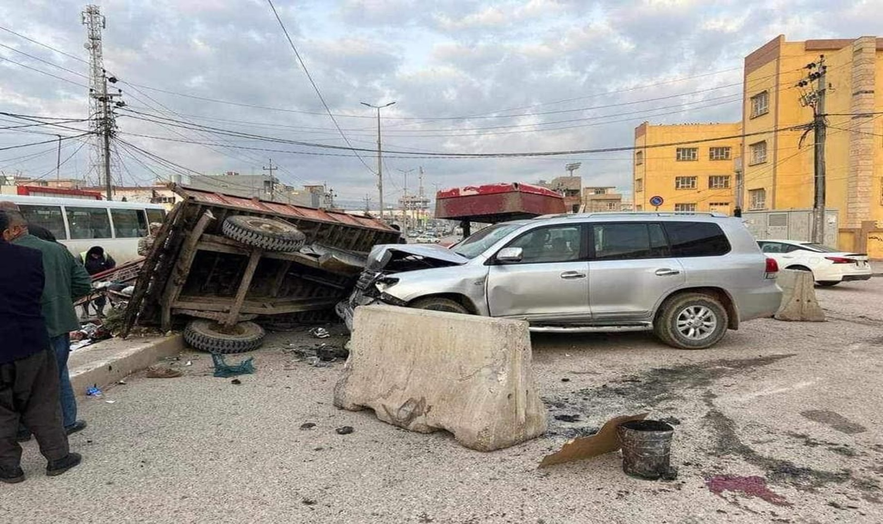 لە رووداوەکەدا دوو کارمەندى پاککەرەوە گیانیانلەدەستدا و چوارى دیکە برینداربوون.
فۆتۆ:هاتووچۆى دهۆک