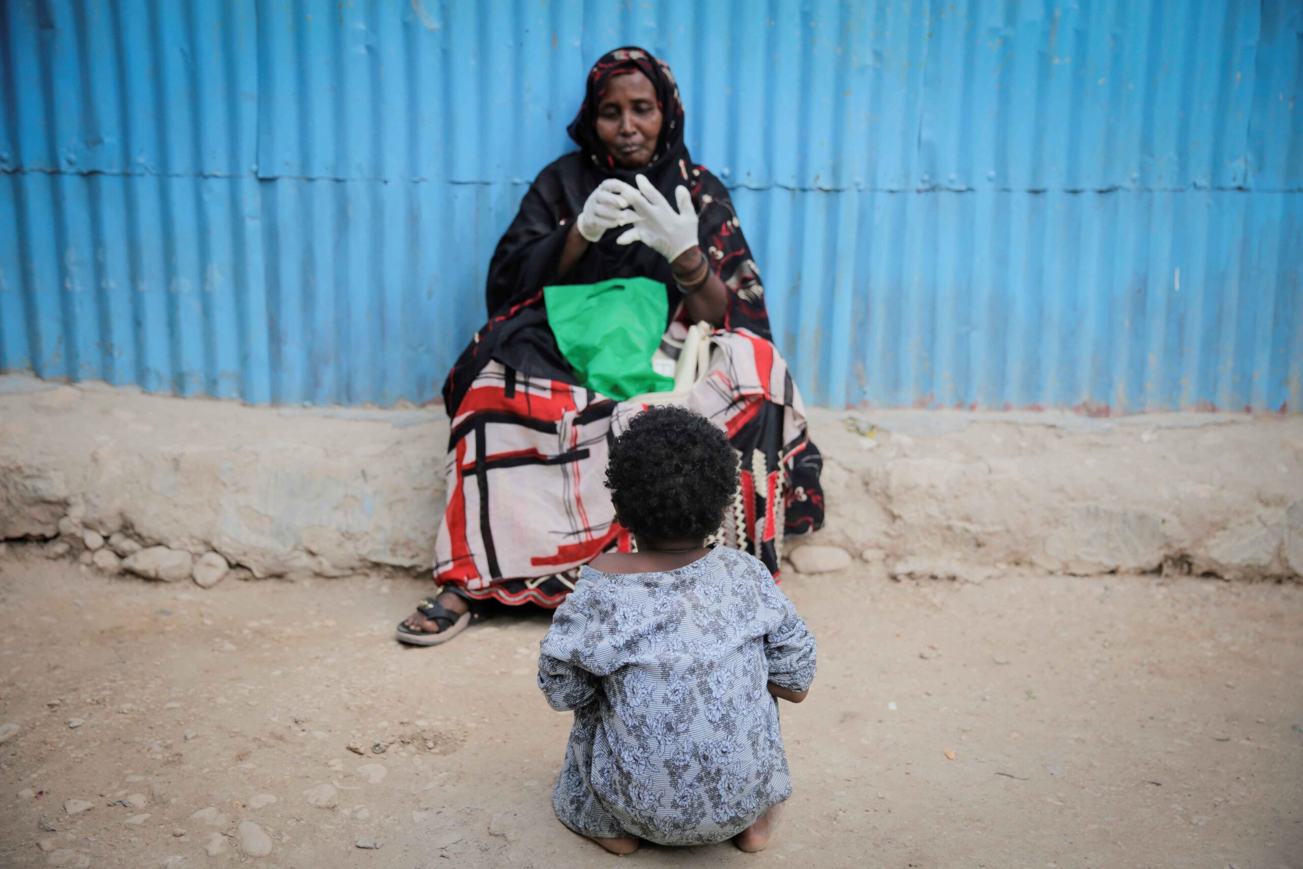 منداڵێک لە ئەفریقا لە چاوەڕوانیی خەتەنەکردندا. وێنە: AP