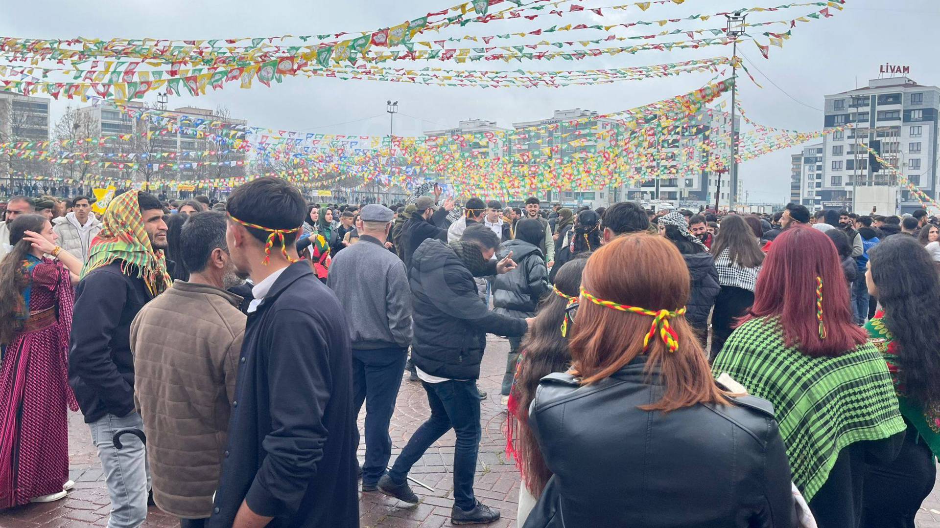 ئاهەنگى نەورۆز لە دیاربەکرى باکوورى کوردستان. 
فۆتۆ: کەناڵ8