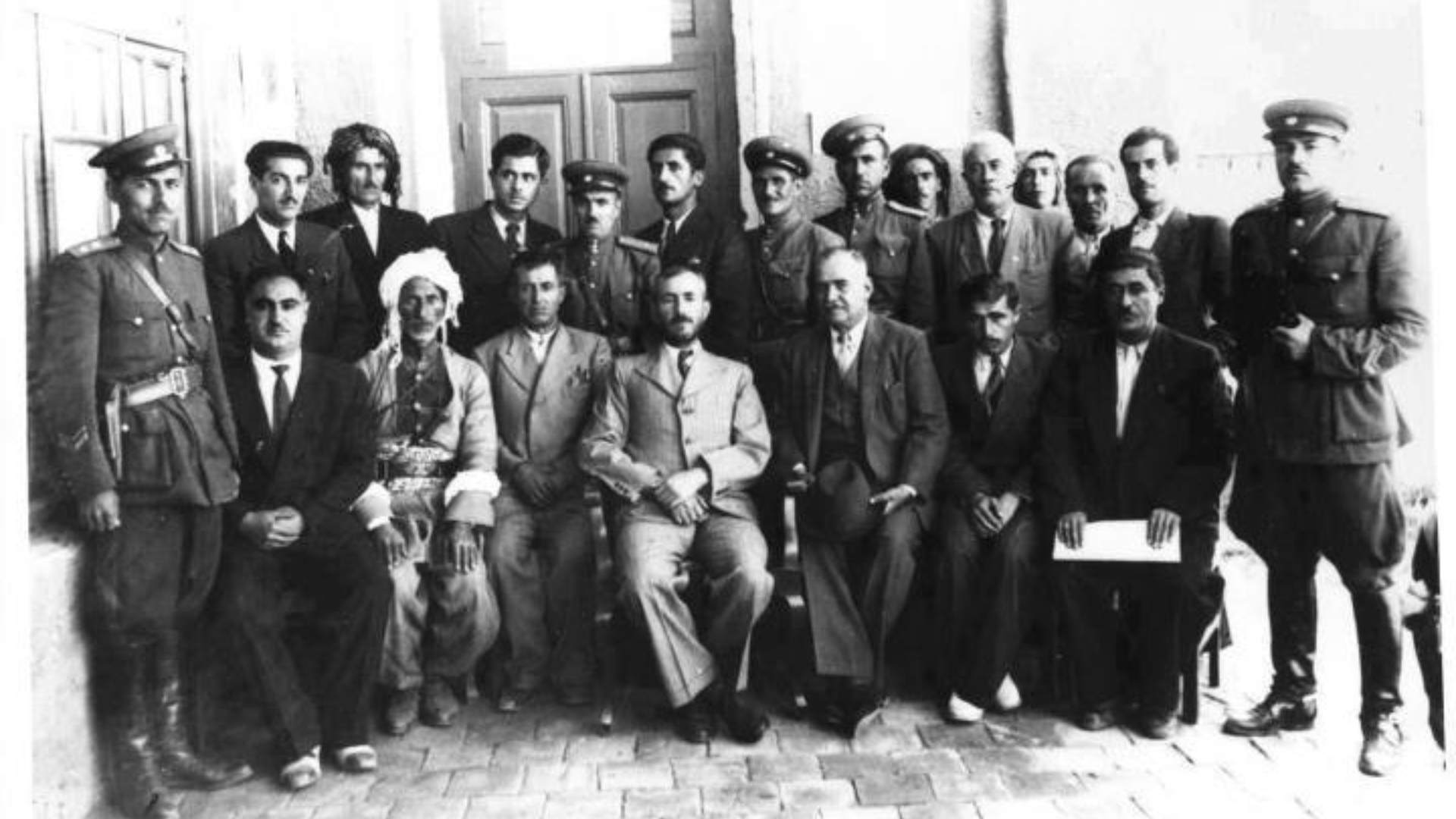 وێنەیەکى قازى محەمەد و هاوڕێکانى.