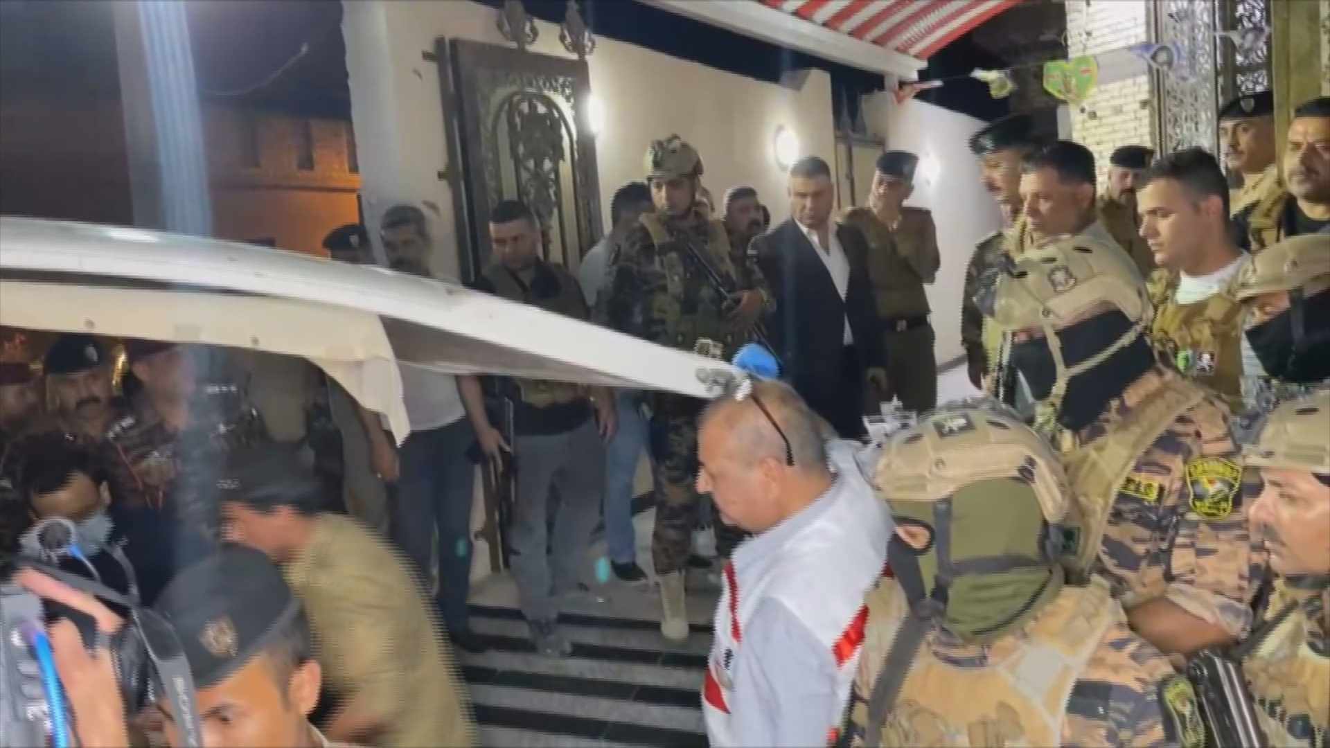 كۆبوونەوەی هێزە ئەمنییەكان لە شوێنی رووداوەكەی بەسرە. فۆتۆ: كەناڵ8
