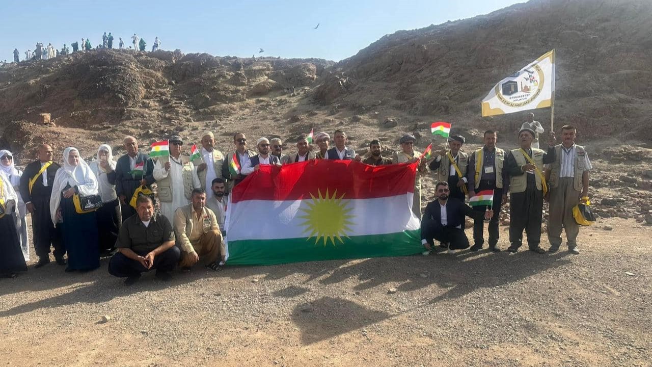 بەشێک لە حاجیانی هەرێمی کوردستان بە ئاڵای کوردستانەوە لە بەرامبەر کێوی ئوحود
وێنە: ئەرشیف
