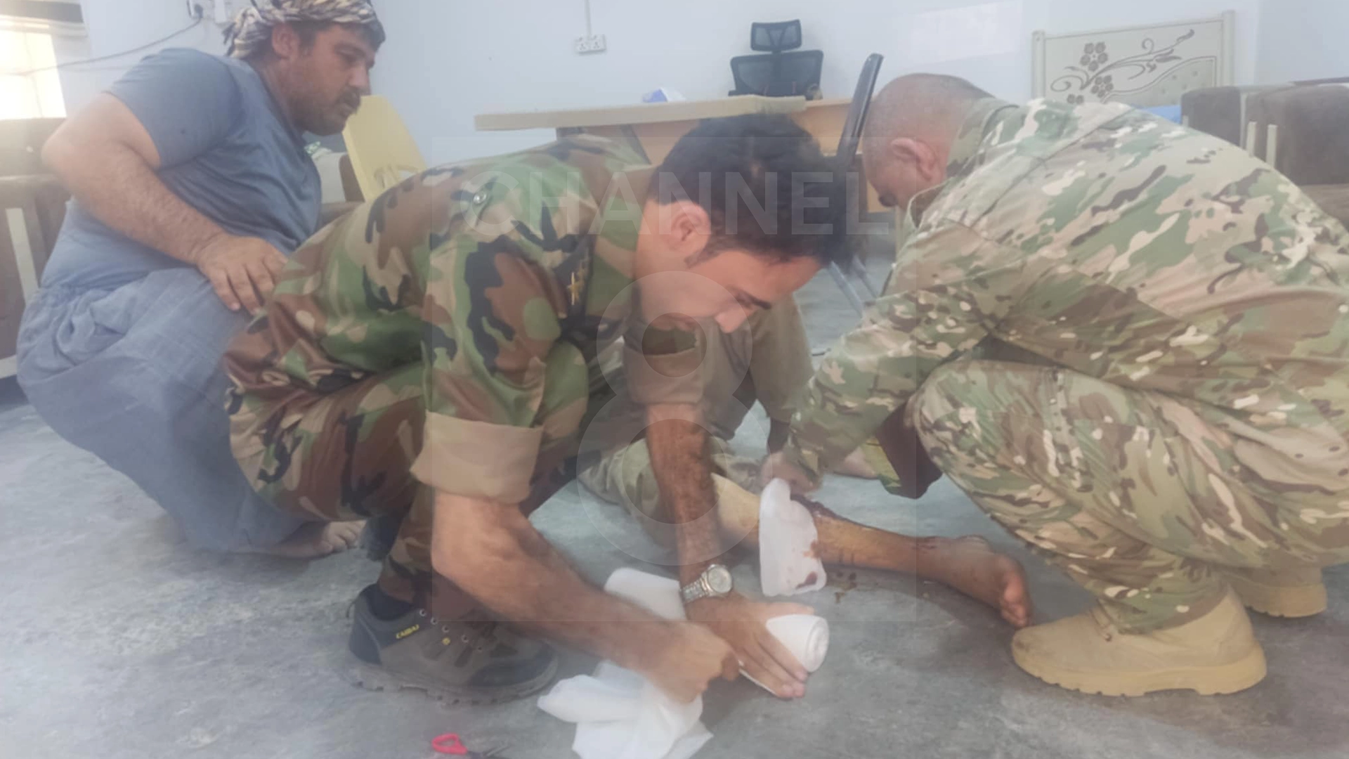 چارەسەرکردنى هاونیشتمانییەکى بریندار لە ناوچەى داوێ لەلایەن هێزەکانى پێشمەرگەوە. فۆتۆ: کەناڵ8
