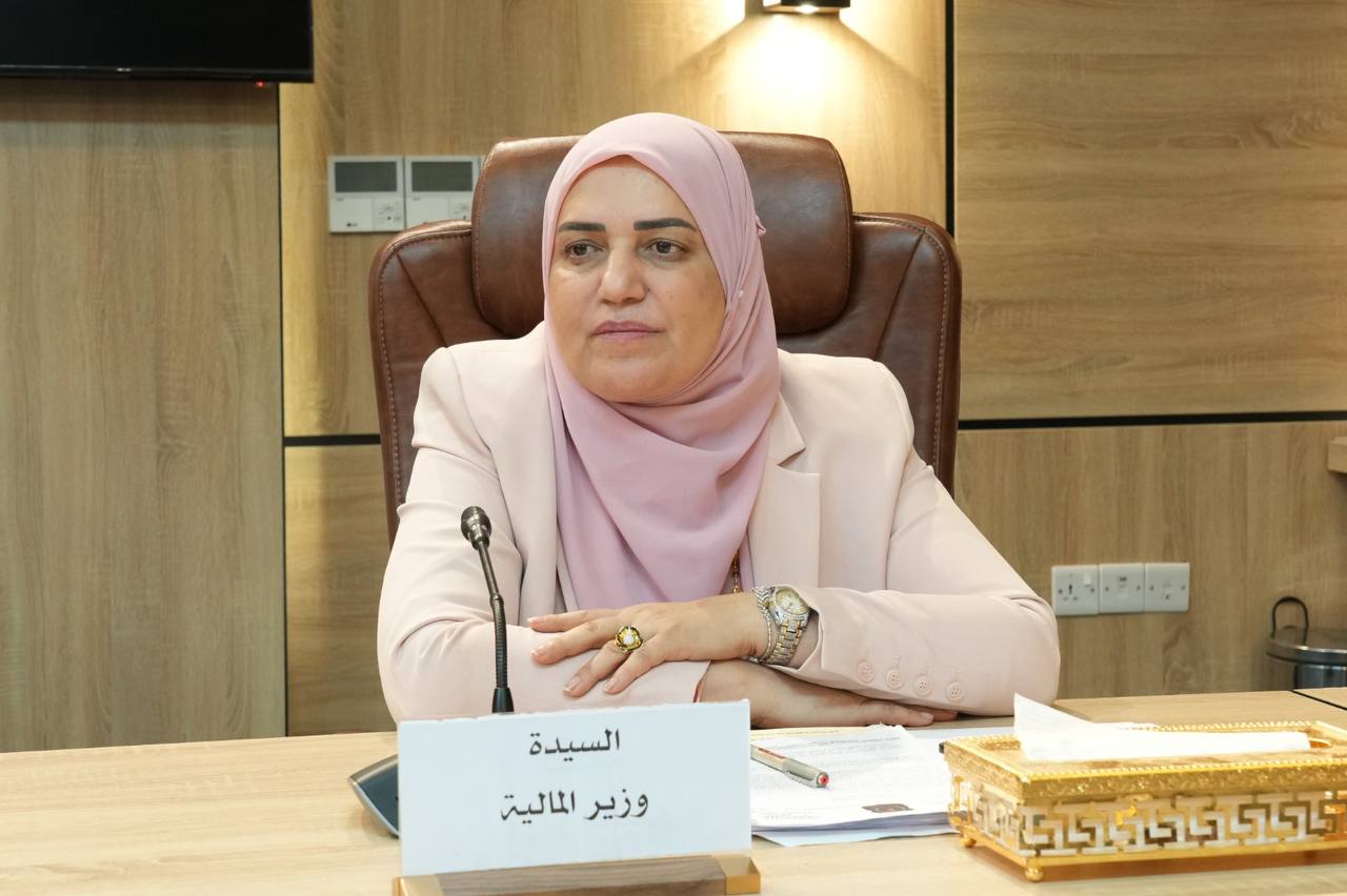 تەیف سامی، وەزیری دارایی عێراق لە کۆبوونەوەیەک لەگەڵ لیژنەی دارایی ئەنجوومەنی نوێنەرانی عێراق