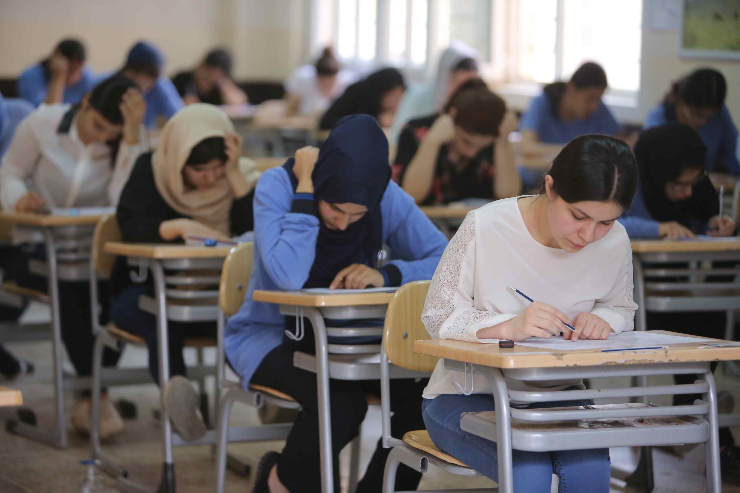 چەند خوێندکارێکی پۆلی 12 لە کاتی تاقیکردنەوە 
