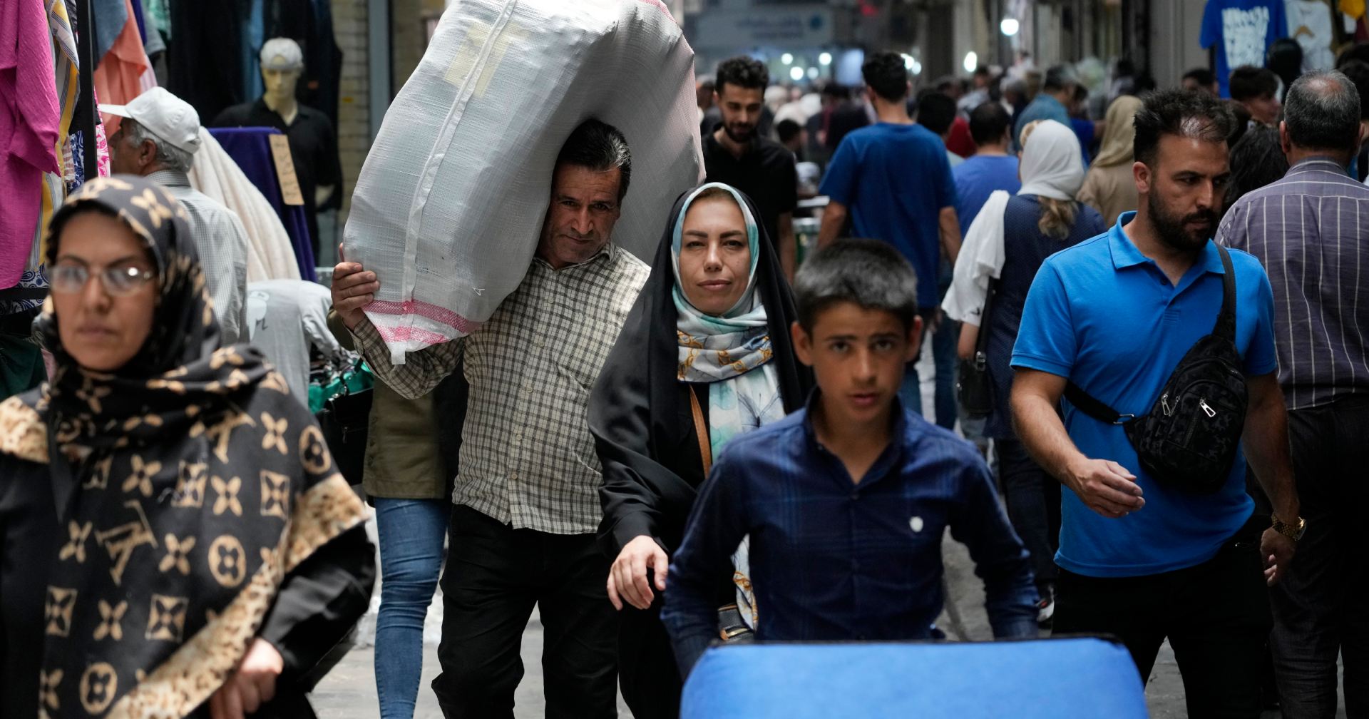 هاوڵاتییانى ئێران لە یەکێک لە شەقامەکانى تاران، سەرقاڵى کار و پیشەى رۆژانەیانن. فۆتۆ: AP