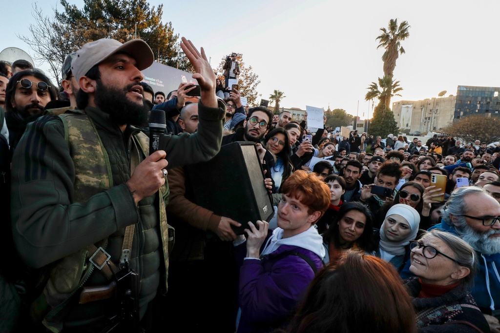 ئەندامێکی پرۆسە سەربازییەکانی سووریا لەکاتی وتاردان لە گۆڕەپانی ئومەویین لە دیمەشق، فۆتۆ: AP