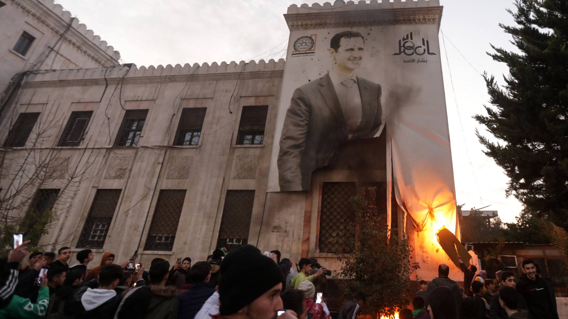 سوتاندنى وێنەیەکى بەشار ئەسەد لەلایەن هێزە ئۆپۆزسیۆنەکان لە دیمەشق. فۆتۆ: AFP