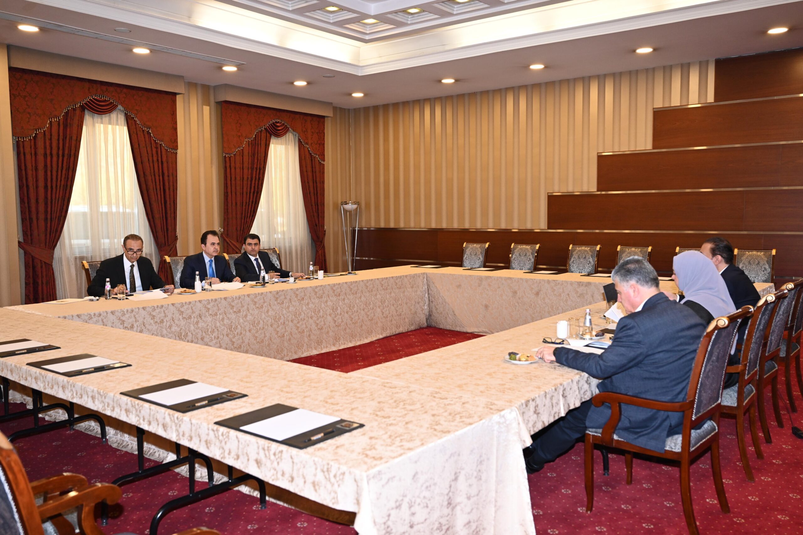 وێنەیەکی لیژنە هاوبەشە دانوستانکارەکانی پارتى و یەکێتى