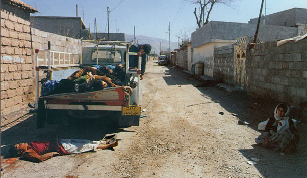 دیمەنێکی قوربانیانی کیمیابارانی هەڵەبجە لە 16ی ئازاری 1988 دا