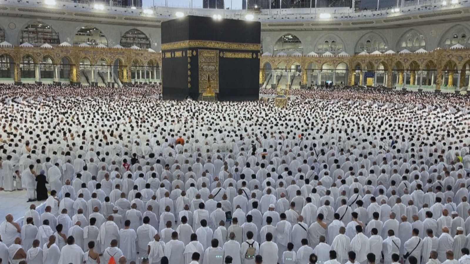 ژمارەیەک لە زیارەتکارانی مەککە لە کاتی بەجێهێنانی فەریزەی حەج دا