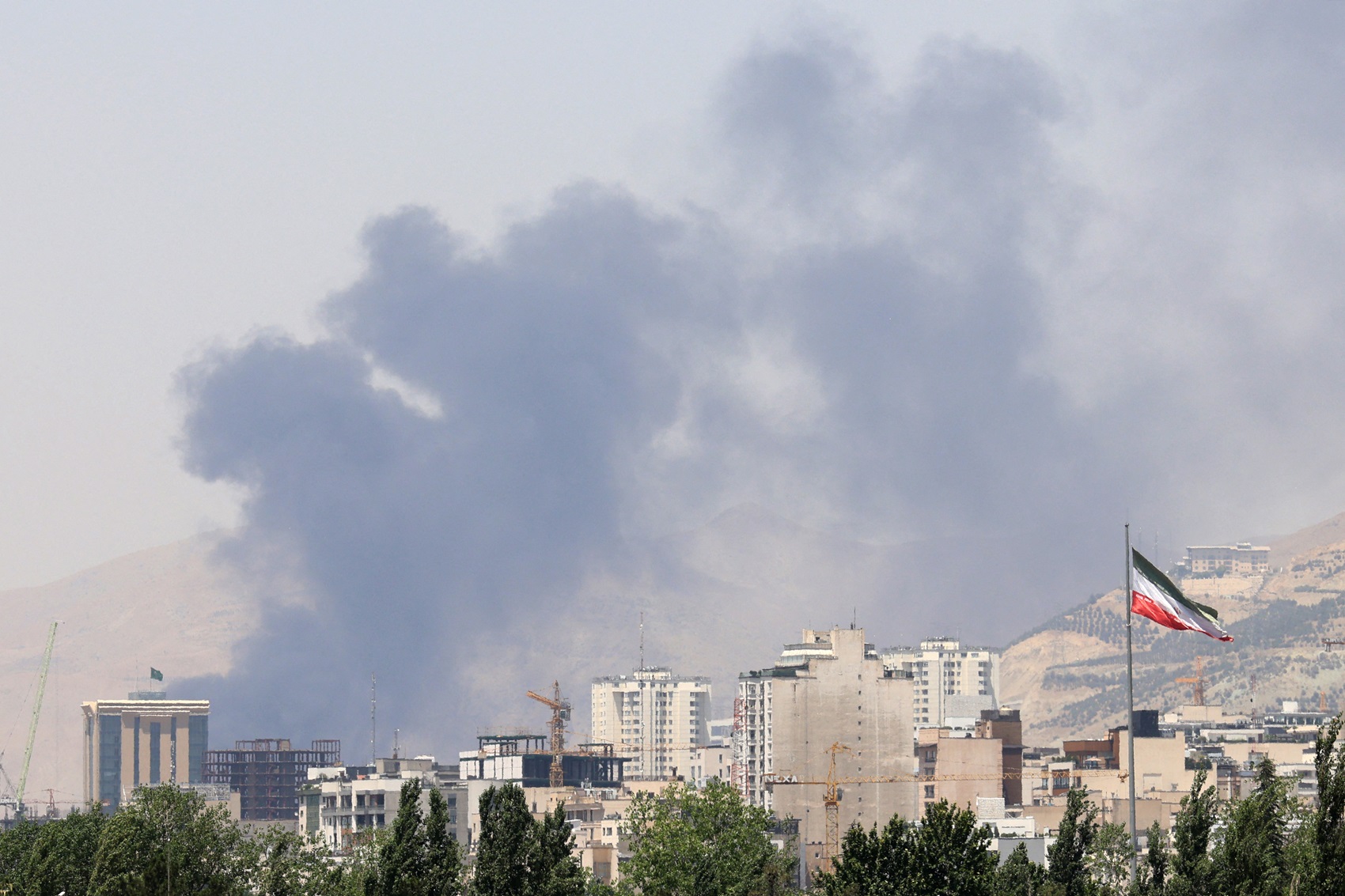 دوکەڵی یەکێک لە هێرشە ئاسمانییەکانی ئیسرائیل بۆسەر ئێران فۆتۆ: AFP