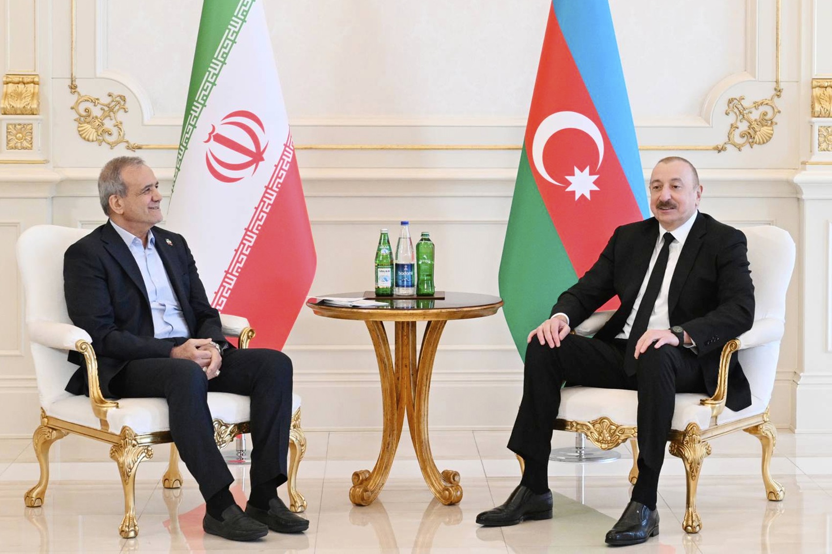 دیدارێکی پێشتری نێوان ئیلهام عەلیێڤ و مەسعود پزیشکیان لە نیسانی 2025 فۆتۆ:AP