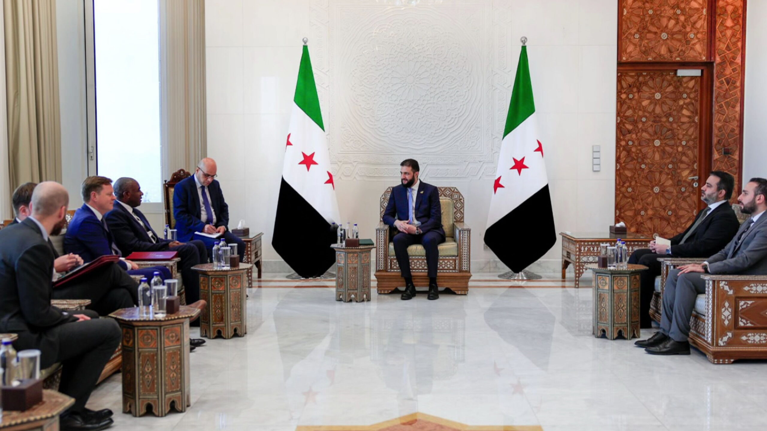 ئەحمەد شەرع، سەرۆکی قۆناغی راگوزەری سووریا، لە دیمەشق لەگەڵ دیڤید لامی، وەزیرى دەرەوەی بەریتانیادا کۆبووەوە