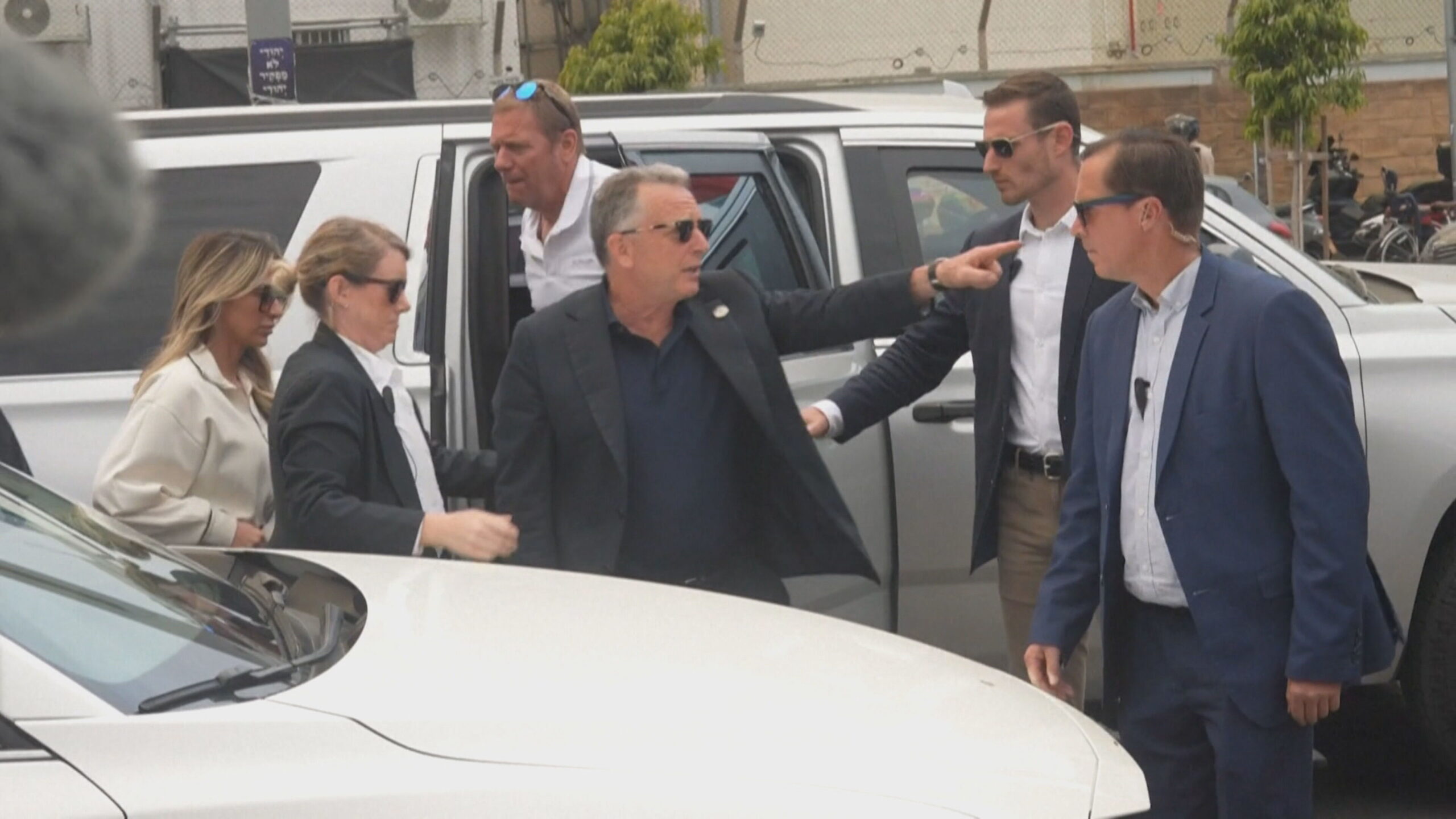 ساتی سەردانی ستیف ویتکۆف بۆ کۆمەڵگەی جووەکان لە هامپتۆن