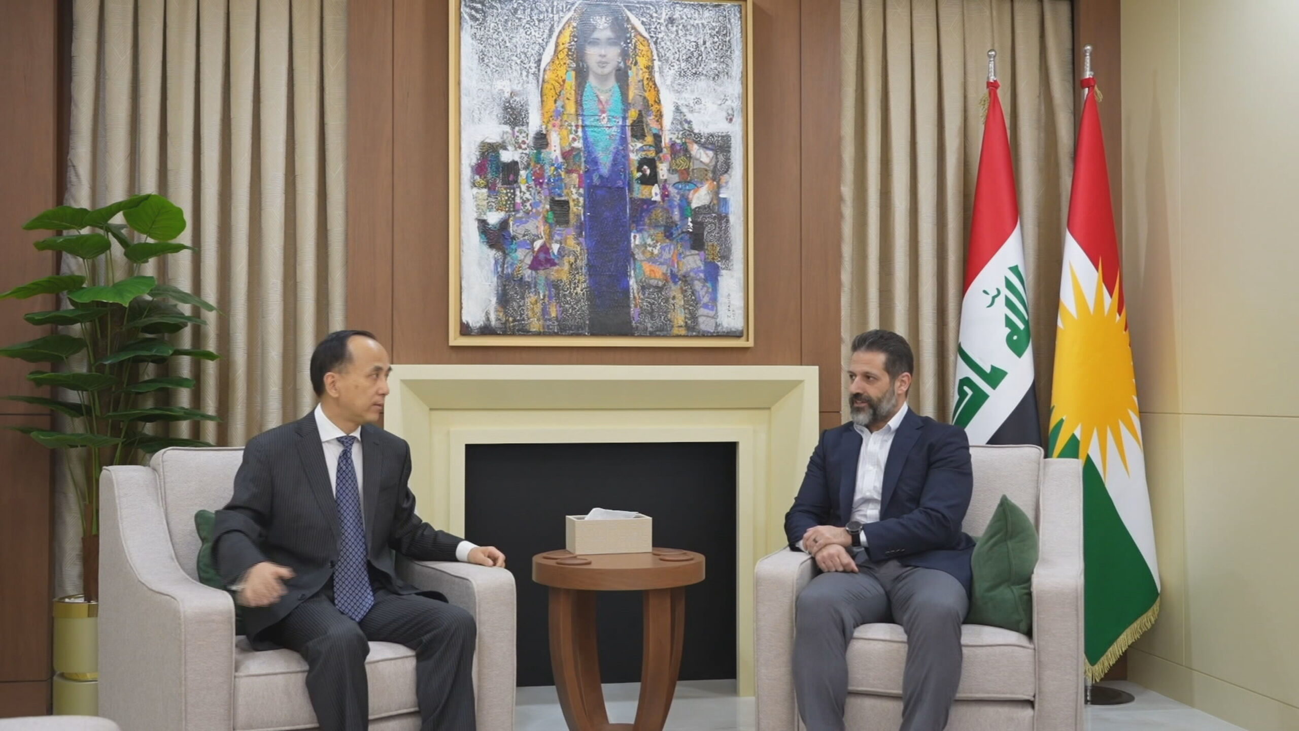 قوباد تاڵەبانی، جێگری سەرۆكوەزیرانى هەرێمى کوردستان لەگەڵ لیو جیون، كونسوڵی گشتیی چین لە هەرێمی كوردستان