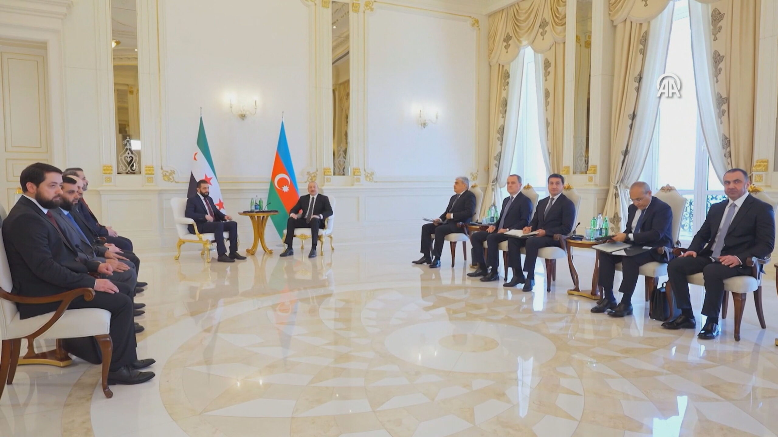 وێنەیەکی سەردانی ئەحمەد شەرع بۆ ئازەربایحان
