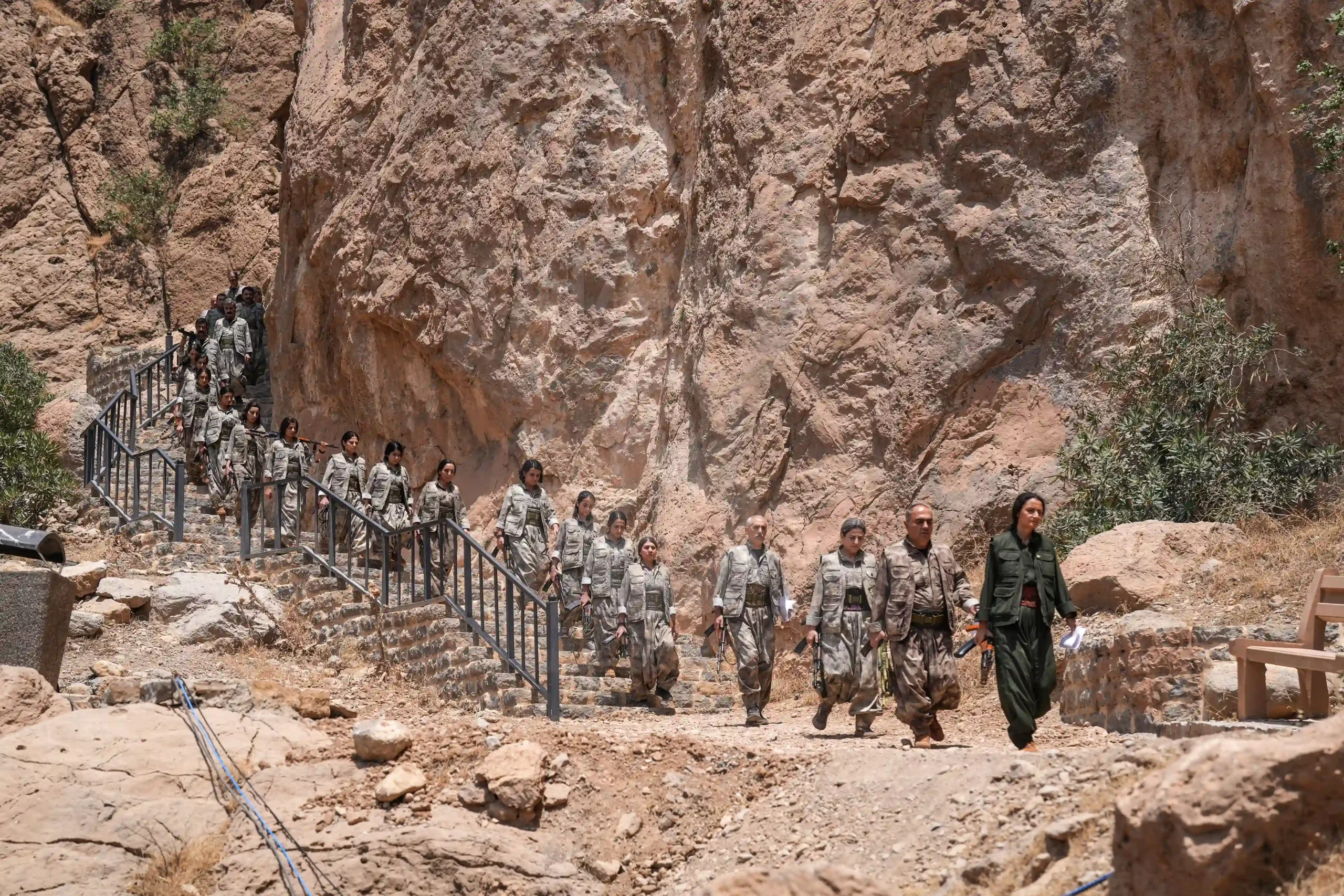 دیمەنێک لە ڕێوڕەسمی چەکدانانی ژمارەیەک لە ئەندامانی پەکەکە لە ئەشکەوتی جاسەنەی نزیک سلێمانی. فۆتۆ: حەمەسوور - کەناڵ8
