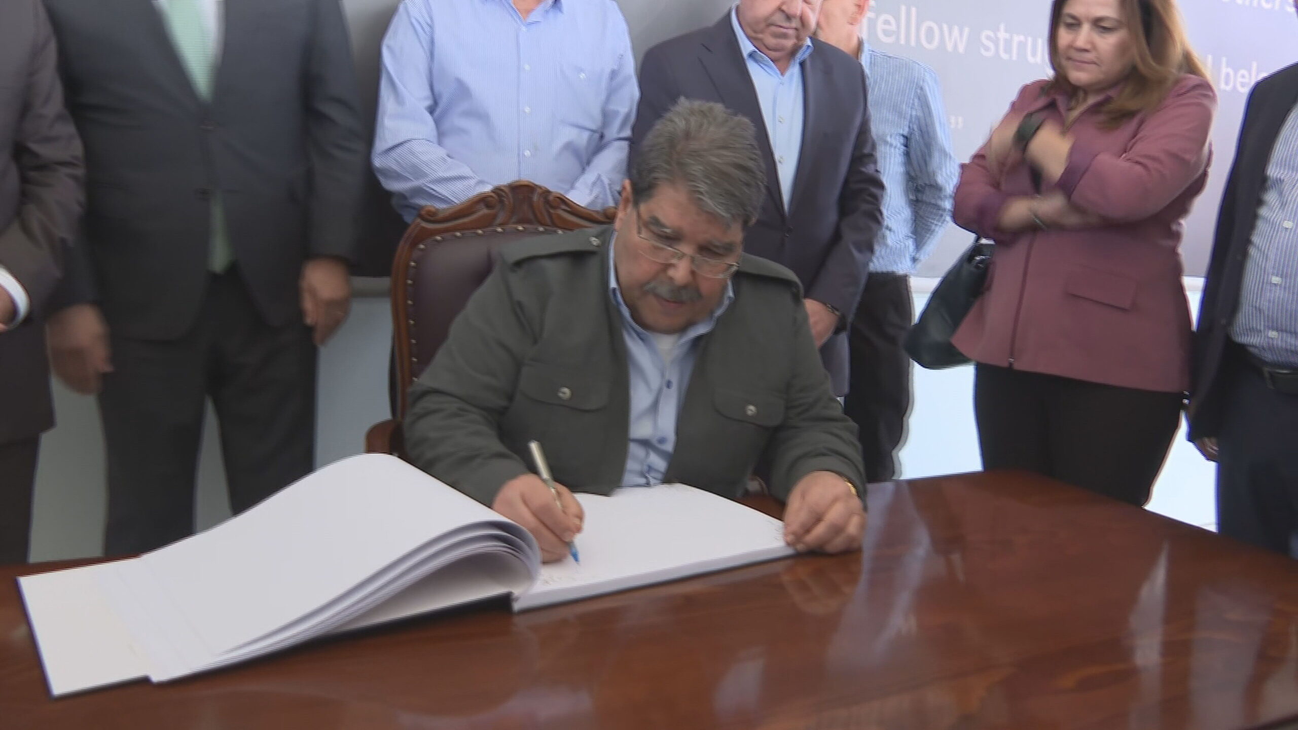 ساڵح موسلیم لە کاتی نووسینی بۆچوونەکانی لە دەفتەری یاداشتی سەر مەزاری جەلال تاڵەبانی دا