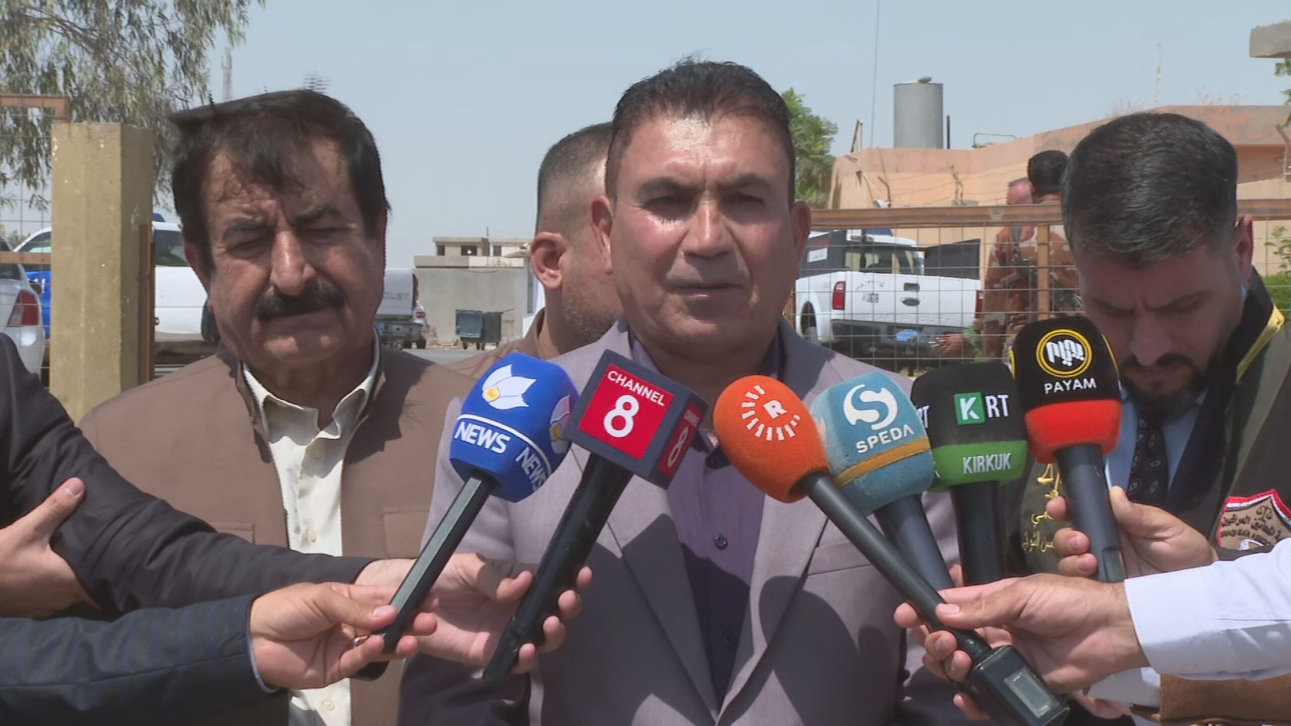 محەمەد ئەمین، نوێنەری جوتیارانی سەرگەڕان لە کۆنفرانسێکی رۆژنامەوانیدا