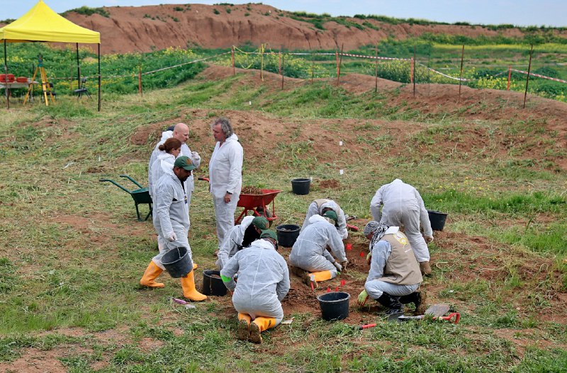 کاتی هەڵدانەوەی گۆڕێکی بەکۆمەڵی هاونیشتمانیانی ئێزدی لە شەنگال. فۆتۆ: AP