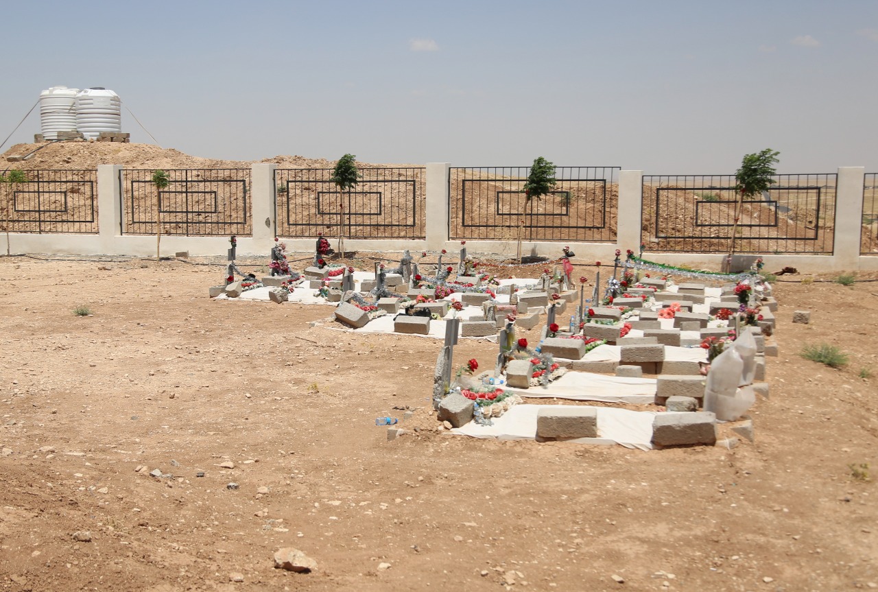 گۆڕستانی 16 قوربانیی ئێزدی، کە لەلایەن داعشەوە کۆمەڵکوژکراون، لە ناوچەی حەردانی شنگال. فۆتۆ: AP