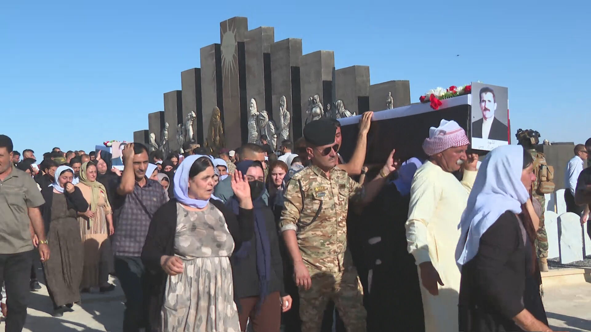 دیمەنێک لە هێنانەوەی ڕوفاتی ئێزدییەکانی سەردەمی هێرشەکانی داعش بۆ شنگال