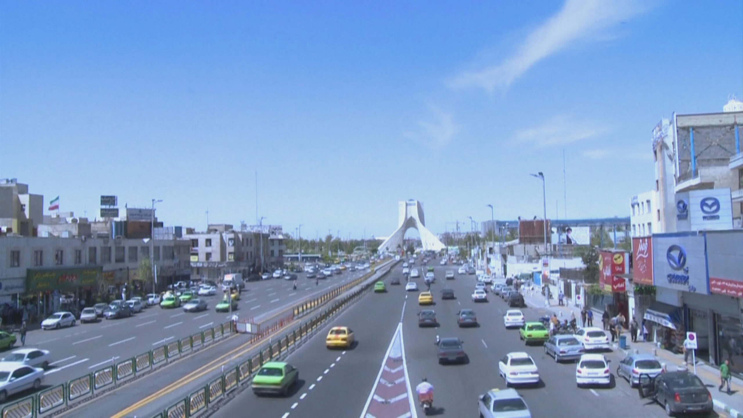 دیمەنێکی شەقامێکی سەرەکیی تاران بەرەو گۆڕەپانی ئازادی