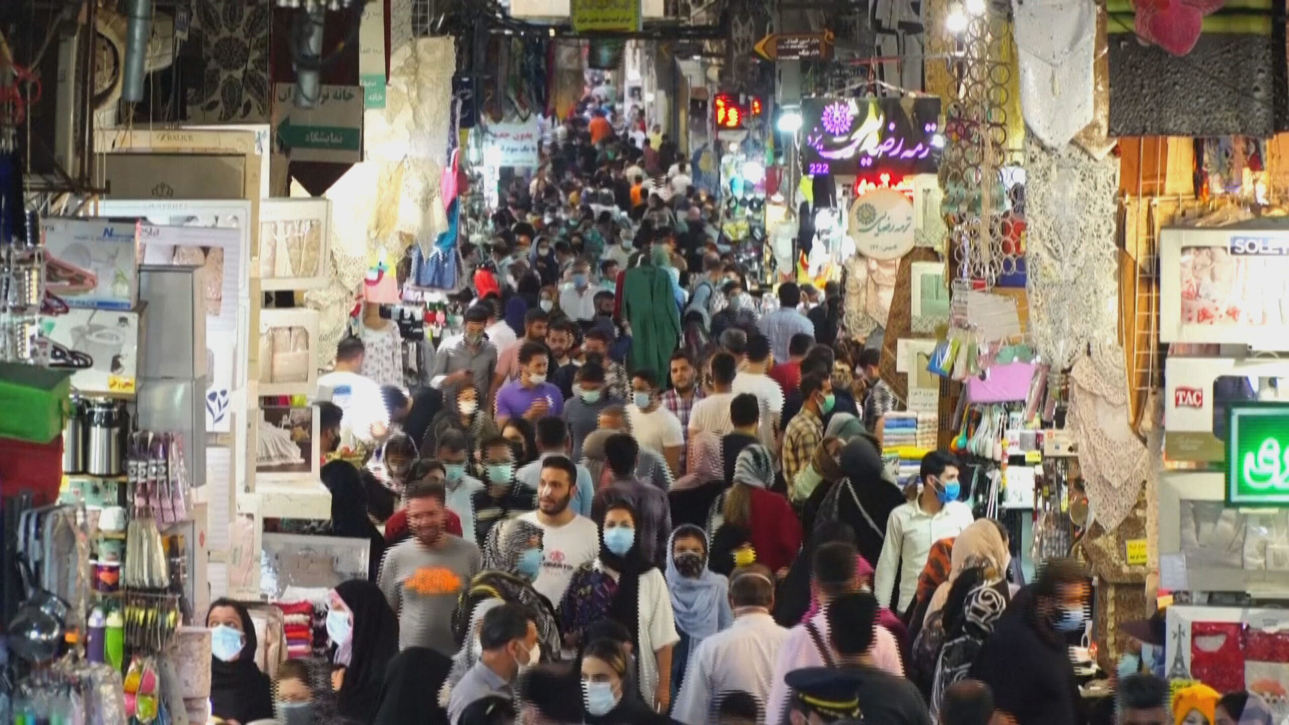 وێنەی هاوڵاتییانی ئێران لە یەکێک لە بازاڕێکی تاراندا