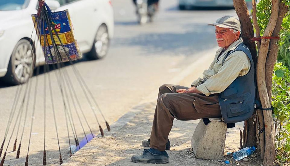 کرێکارێکى بەساڵاچوو، لە چاوەڕوانى دەستکەوتنى کارێک بۆ بژێوى ژیانى