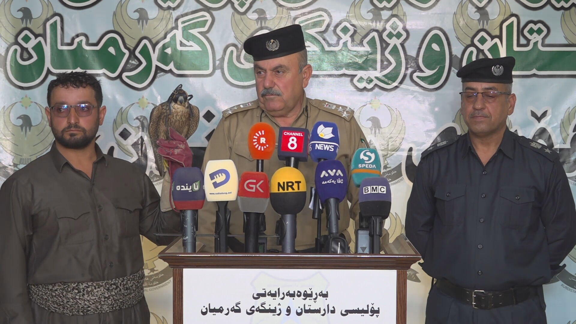 ئەو ڕاوچیانەی باڵندەکەیان ڕاوکردبوو، بە دەست و چاوبەستراوی باڵندەکەیان هێنا و ڕادەستی بەڕێوەبەرایەتیی دارستانی گەرمیانیان کرد
