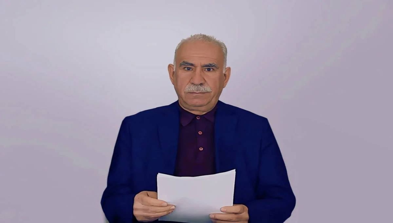 عەبدوڵا ئۆجەلان،
لە کاتی خوێندنەوەی یەکێک لە پایەمەکانیدا