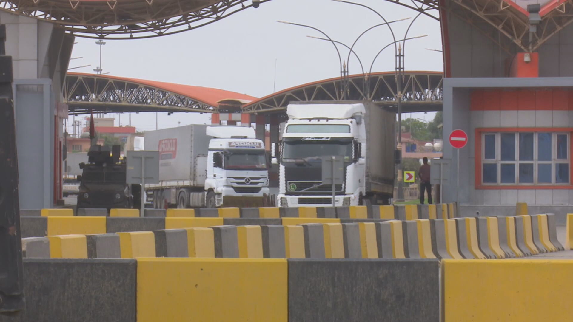 دیمەنی بارهەڵگرەکان لە یەکێک لە دەروازە سنوورییەکان لە کاتی هاوردەکردنی کاڵا بۆ هەرێمی کوردستان و عێراق
