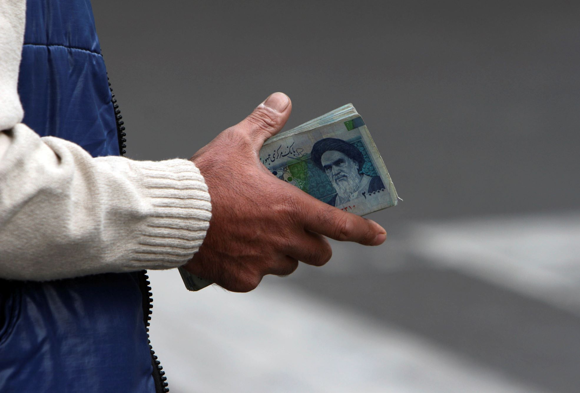 بڕێک لە تمەنی ئێرانی. فۆتۆ: AP