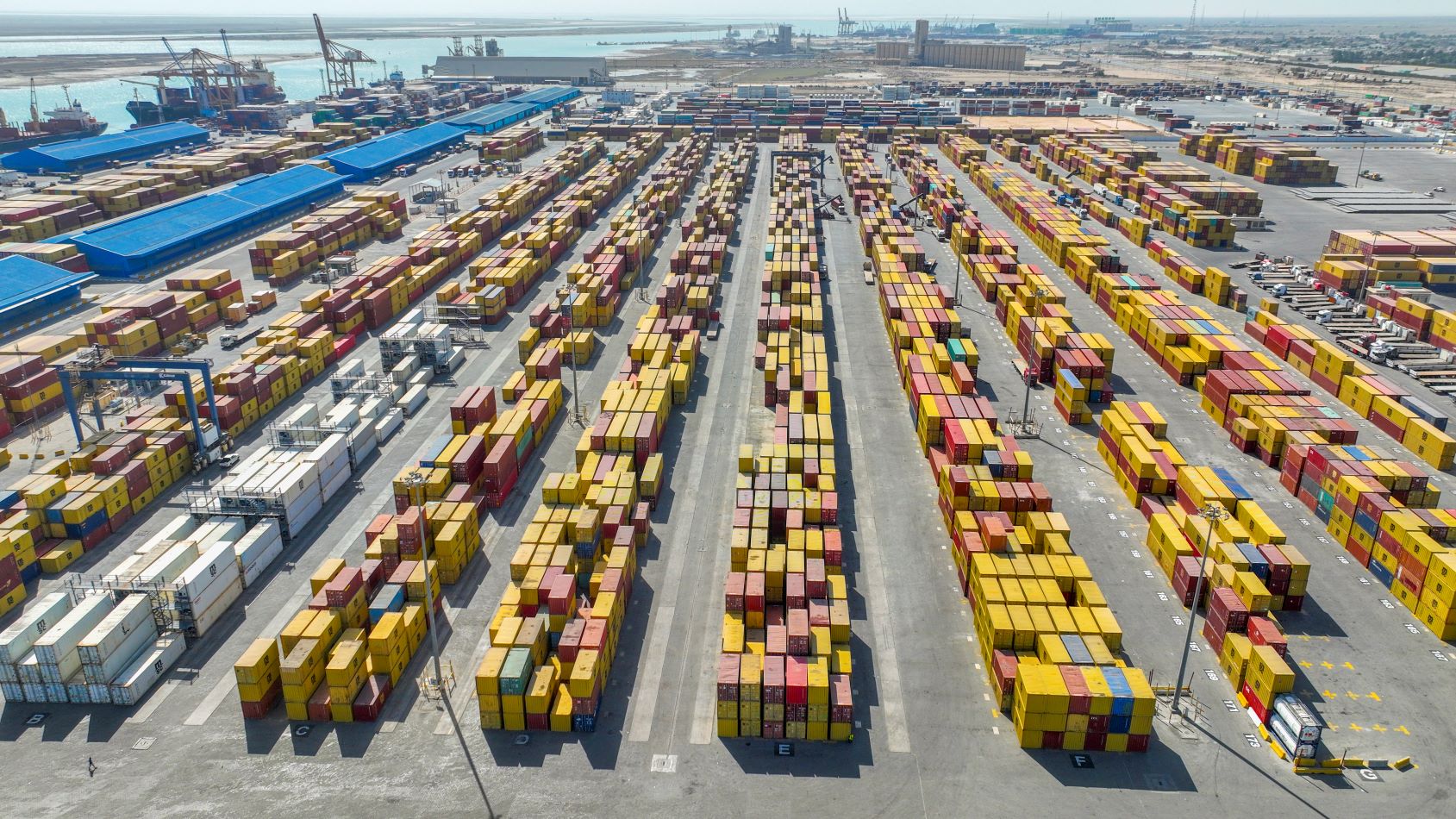 دیمەنێک لە بەندەری بەسڕە و هاوردەکردنی کاڵا بۆ عێراق. فۆتۆ: AP