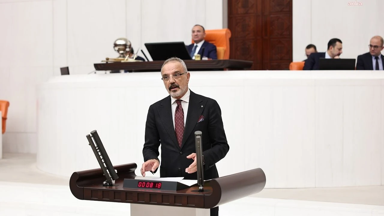 سڕی ساکیک، پەرلەمانتاری پارتی دەم لە کاتی پێشکەشکردنی گوتەکانی بەرامبەر بە هاکان فیدان لە پەرلەمانی تورکیا