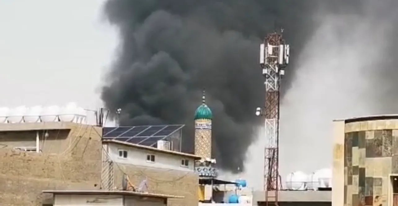 بەرزبوونەوەی دووکەڵی هێرش بۆسەر یەکێک لە بارەگای دەزگای هەواڵگری عێراق لە بەغداد