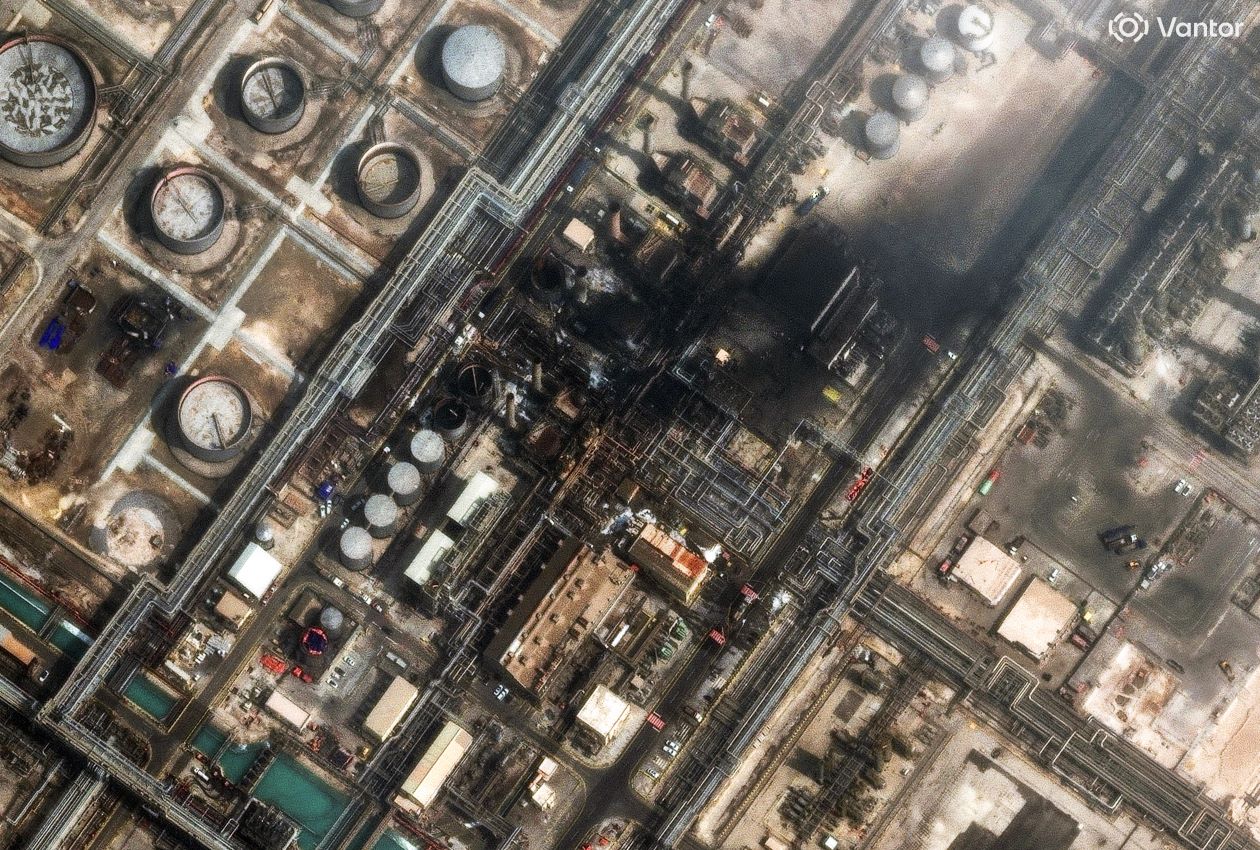 دیمەنێک لە بۆردومانکردنی پاڵاوگەکانی ئارامکۆ لە سعودیە. فۆتۆ: AFP