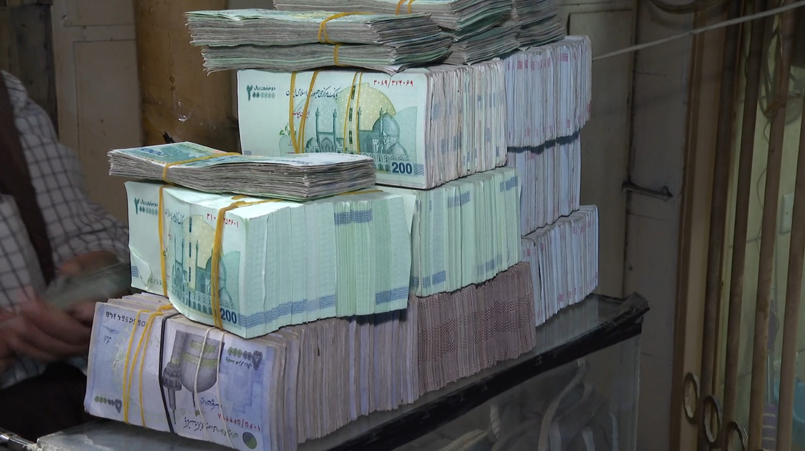 بڕێک لە دراوی تمەنی ئێرانی