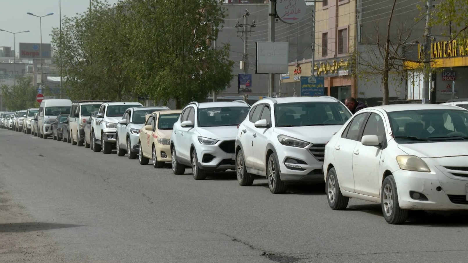 دیمەنی نۆڕە و سەرەی بەنزین لە بەردەم یەکێک لە بەنزینخانەکاندا