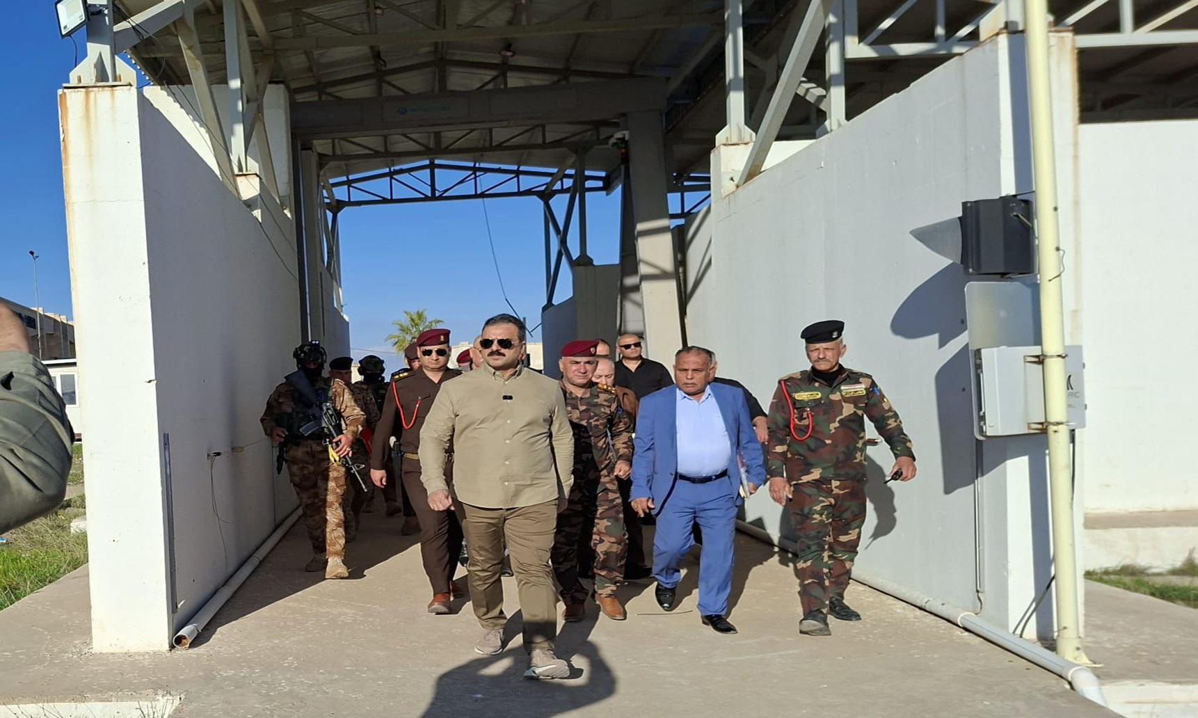 عومەر عەدنان وائیلى سەرۆکى دەستەى دەروازە سنوورییەکانى عێراق، لەمیانى بەسەرکردنەوەى دەروازەى ڕەبیعە لەسەر سنوورى عێراق-سووریا