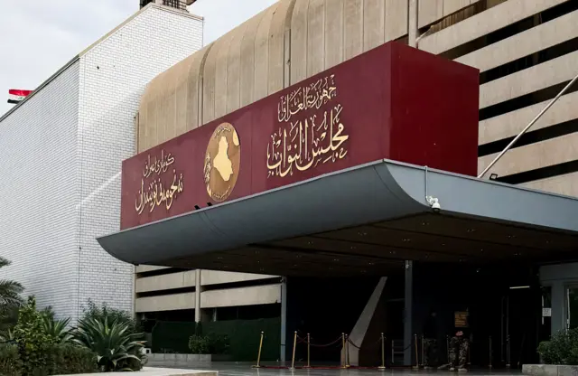 دیمەنی بەردەم باڵەخانەی ئەنجوومەنی نوێنەرانی عێراق