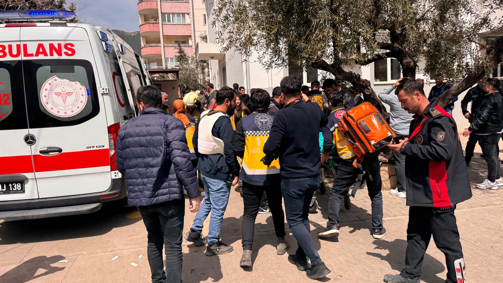 تیمەکانی فریاکەوتن و پۆلیس لە کاتی گواستنەوەی کوژراوان و بریندارانی تەقەی قوتابخانەکەی مەرەش. فۆتۆ: AA