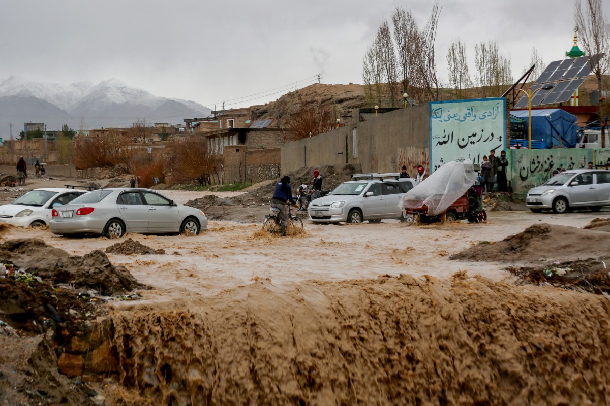 ماوەی دوو هەفتەیە بارانی بەخوڕ و بەفر و لافاو پاکستان و ئەفغانستانی گرتووەتەوە" فۆتۆ: AFP