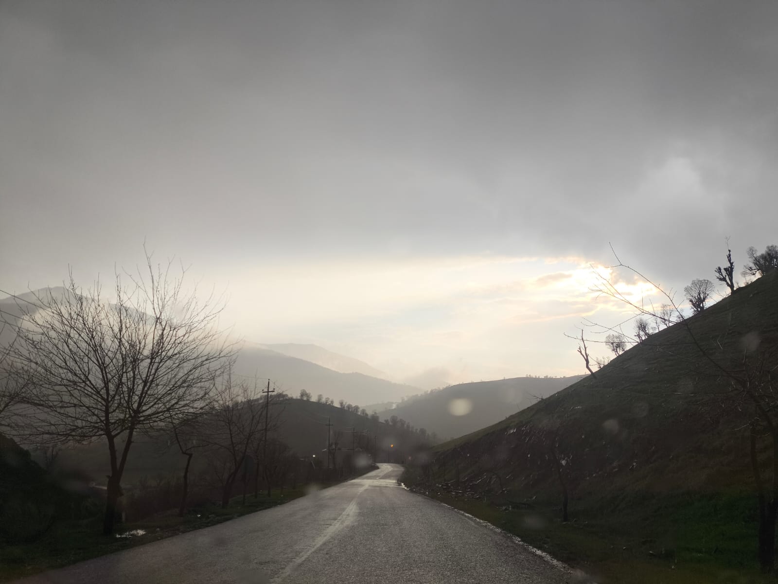 دیمەنێک لە کەشی هەور و باراناویی ناوچەی شارباژێڕ لە نزیک سلێمانی