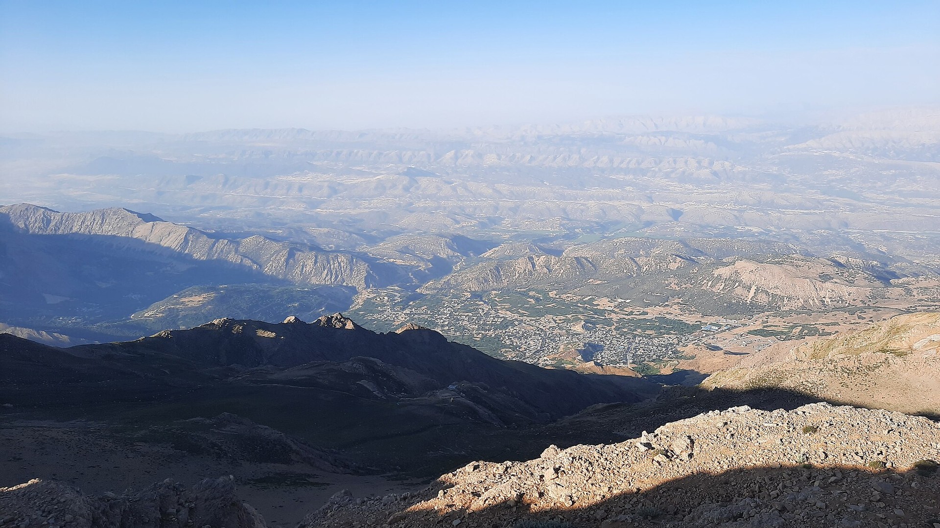 دیمەنێک لە زنجیرە شاخەکانی دنا لە پارێزگای کەگیلویە و بویرئەحمەد لە باشووری ڕۆژئاوای ئێران