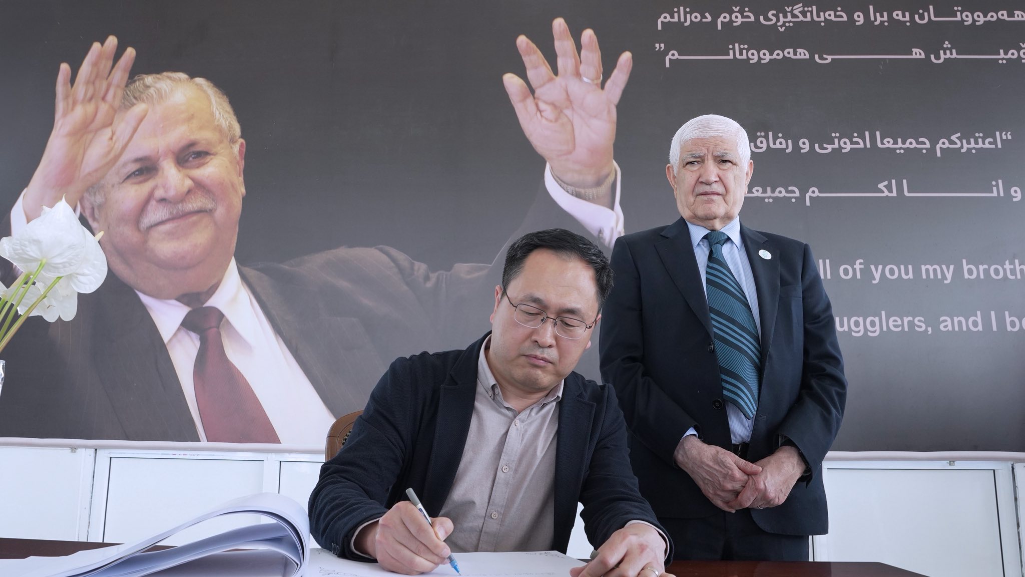 ژانگ ژیانژین، جێگری کونسوڵی گشتیی چین لە هەرێمی کوردستان سەردانی مەزاری مام جەلالی کرد لە سلێمانی