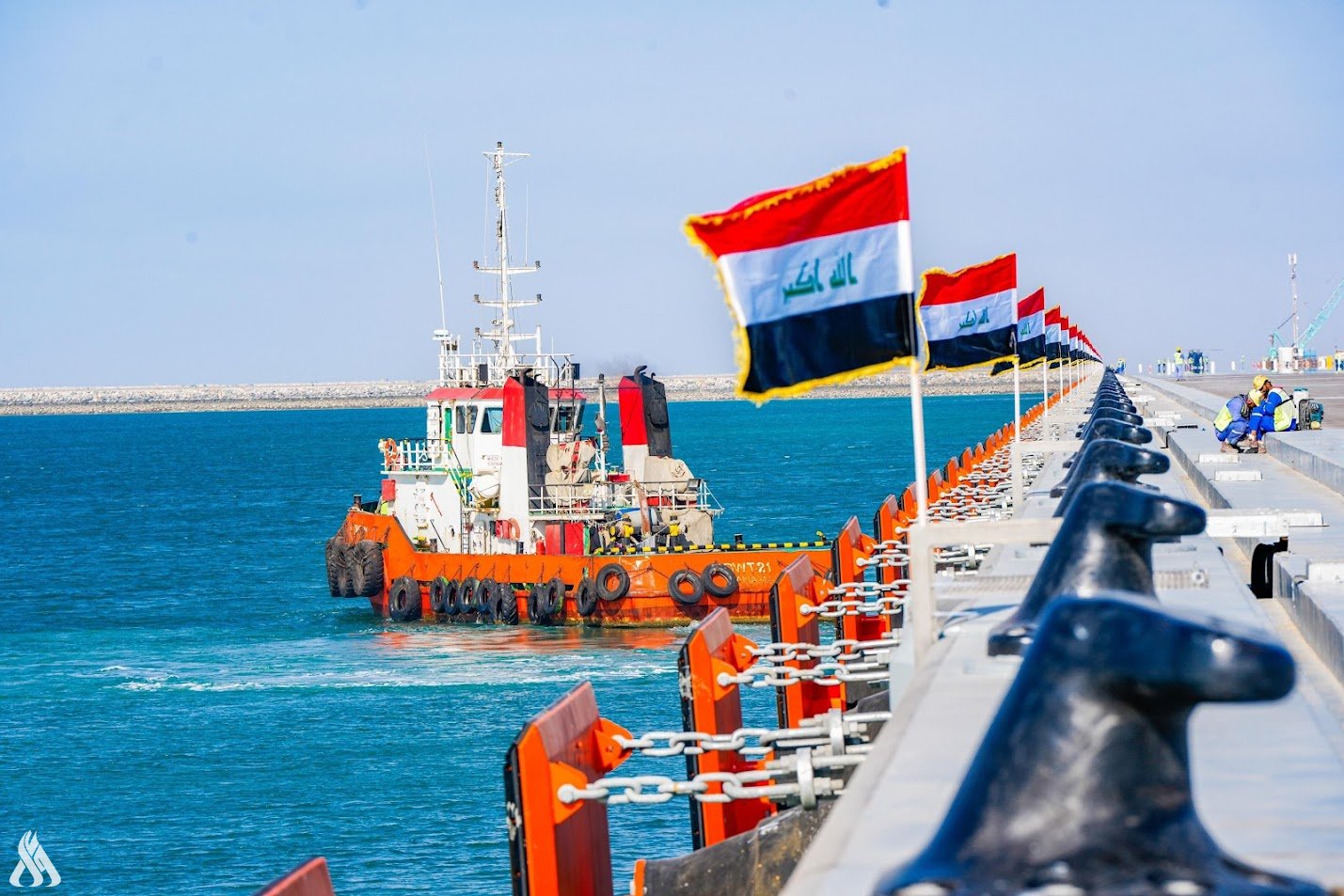 بەلەمێک لە یەکێک لە کەناراوەکانی عێراق بۆ گواستنەوەی ئاوی
