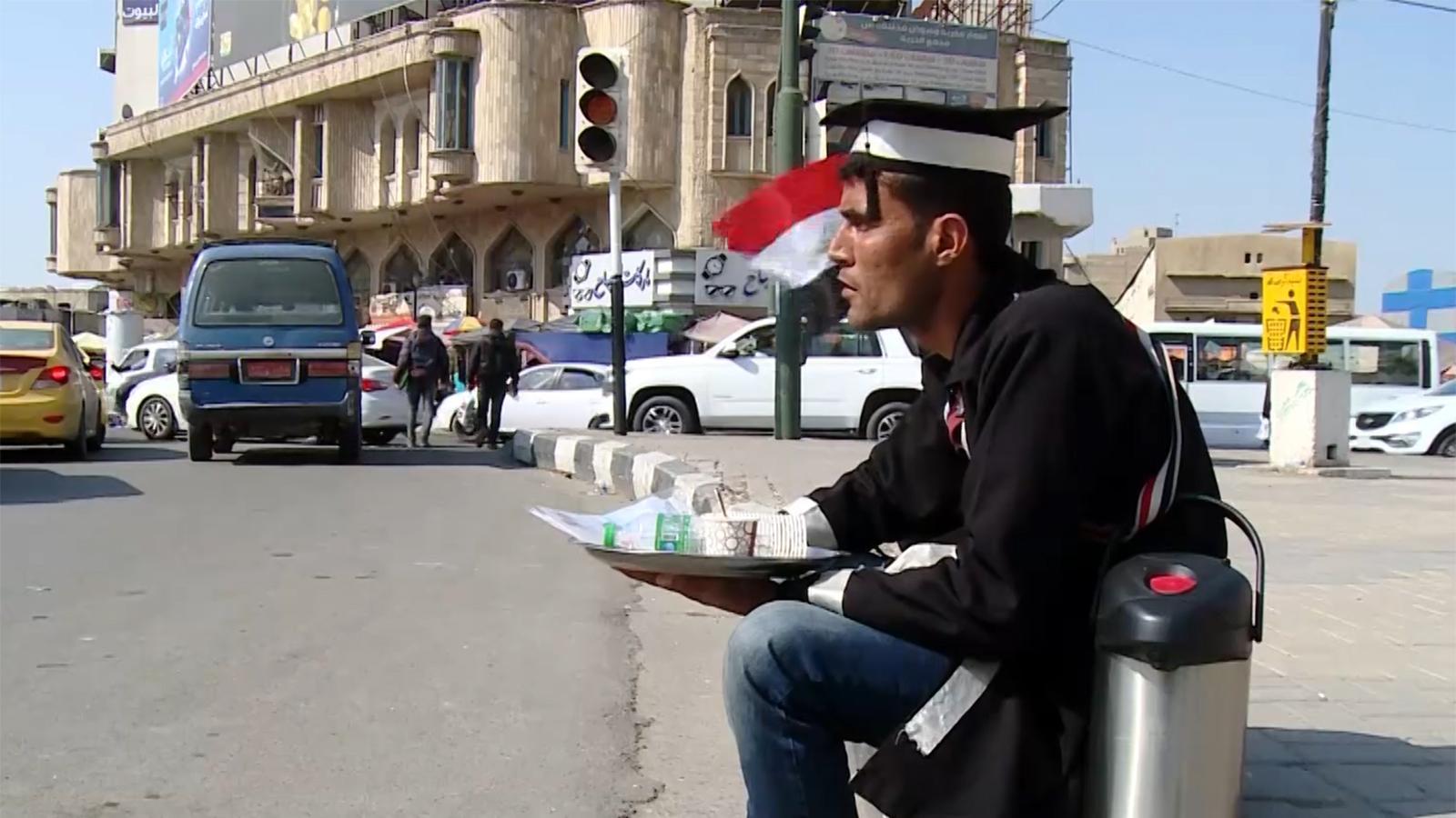 فرۆشیارێکی دەستگێری چا لە یەکێک لە شەقامەکانی بەغداد