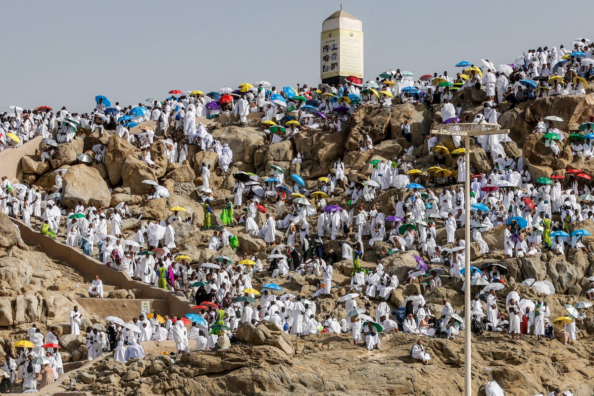 وەستانی حاجییان لە کێوی عەرەفە. فۆتۆ: AFP